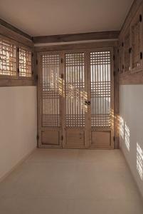 Private Hanok Samcheong 3BR 4Bed 6pax Yard 8table Netflix