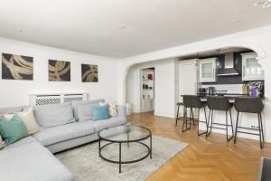 Elegant 2BR Kensington Flat with Patio