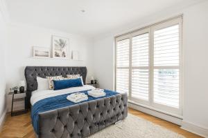 Elegant 2BR Kensington Flat with Patio