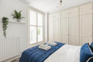 Elegant 2BR Kensington Flat with Patio