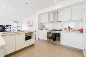 Contemporary Family Living at 4 Seafarer Way