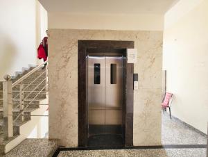 Hotel Luxuary SV Grand Ramkatora Rd Near Vishwanath Temple - Free Wi-fi- Lift and Restaurant Facilities - Fully Air conditioning Rooms- Best Luxuary Hotel In Varanasi