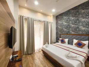 Hotel Luxuary SV Grand Ramkatora Rd Near Vishwanath Temple - Free Wi-fi- Lift and Restaurant Facilities - Fully Air conditioning Rooms- Best Luxuary Hotel In Varanasi