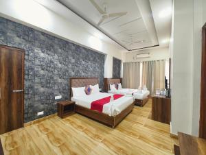 Hotel Luxuary SV Grand Ramkatora Rd Near Vishwanath Temple - Free Wi-fi- Lift and Restaurant Facilities - Fully Air conditioning Rooms- Best Luxuary Hotel In Varanasi