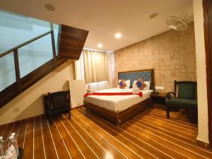 Hotel Luxuary SV Grand Ramkatora Rd Near Vishwanath Temple - Free Wi-fi- Lift and Restaurant Facilities - Fully Air conditioning Rooms- Best Luxuary Hotel In Varanasi