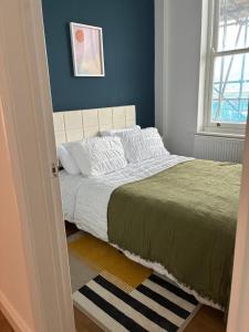 Harbour-View Apartment Facing HMS Warrior