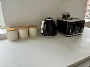 Harbour-View Apartment Facing HMS Warrior