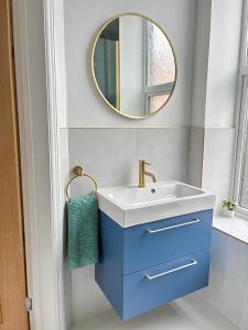 Harbour-View Apartment Facing HMS Warrior