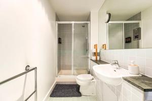 Canary Wharf Apartment with Workspace