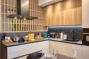 Designer Penthouse Near Promenade Including BBQ Terrace