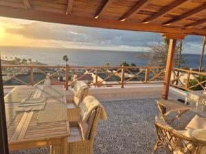 CARAMELLO - AC, cliffs & ocean view, fibre net, garage, tv channels