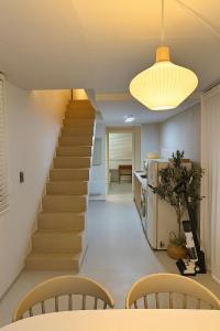 Private Apartment Changdeok Anguk Station 3R2B 4Q 8pax Duplex Netflix