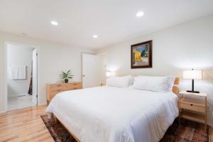 Modern 3BR House with BBQ Yard near Richmond Beach