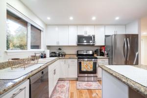 Modern 3BR House with BBQ Yard near Richmond Beach