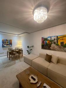 Modern En-Suite 2BR Near Casa Voyageur Parking & Wi-Fi