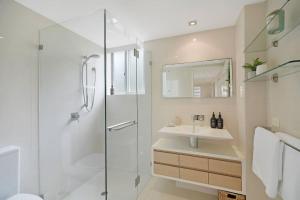 Coastal Chic with Heated Pool Quiet Location