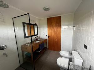 Eco casa con salida a Laguna de las Pampas con muelle y piscina