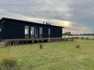 Eco casa con salida a Laguna de las Pampas con muelle y piscina