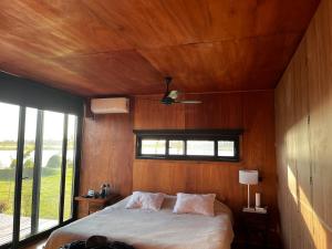 Eco casa con salida a Laguna de las Pampas con muelle y piscina