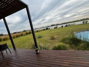 Eco casa con salida a Laguna de las Pampas con muelle y piscina