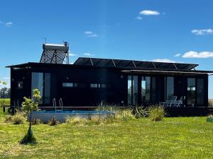 Eco casa con salida a Laguna de las Pampas con muelle y piscina