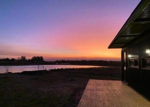 Eco casa con salida a Laguna de las Pampas con muelle y piscina