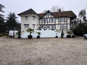 A timeless manor of discreet luxury and absolute privacy