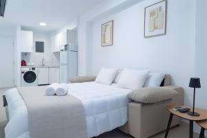 Apartamento moderno con piscina y parking privado