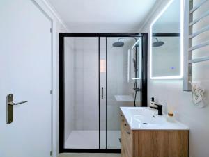 Apartamento moderno con piscina y parking privado