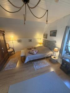 Les 3 chapeaux Dinant 6p Les canotiers 4p avec terrasse Le melon 2p SANS terrasse