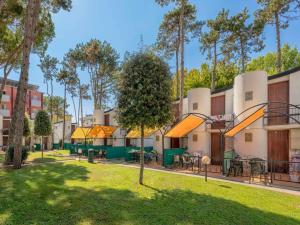 Spacious apartment in Caorle with shared pool