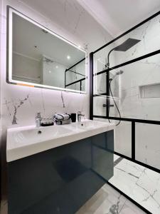 Chic & Spacious and lovely Family Apartment for 9 near Brussels Midi Station