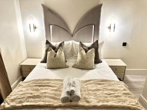 2 double bedrooms, 2 baths, Full kitchen, Newly Refurbished