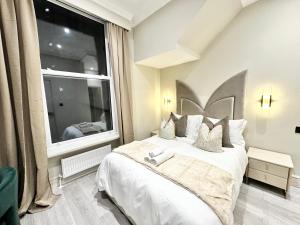 2 double bedrooms, 2 baths, Full kitchen, Newly Refurbished