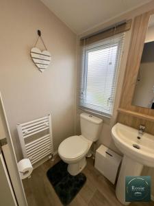 Rosie Luxury Hot Tub Caravan - theluxurycaravan