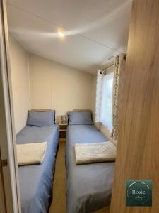 Rosie Luxury Hot Tub Caravan - theluxurycaravan