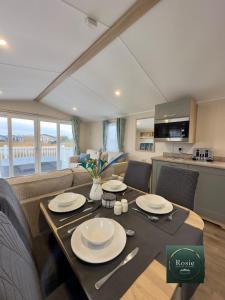 Rosie Luxury Hot Tub Caravan - theluxurycaravan