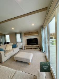 Rosie Luxury Hot Tub Caravan - theluxurycaravan