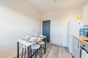 Latimer Flat 5 - Spacious 2-Bed Apt - Sleeps 7