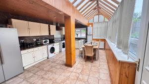 Spacious house in Hamilton with free parking & WiFi