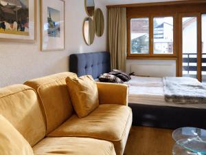 Bright studio with balcony & view to the Matterhorn