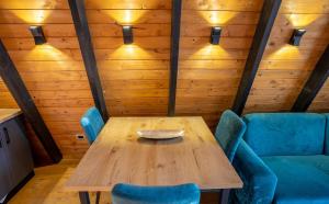 Golden Cabin 1 Gjinar by PikHost