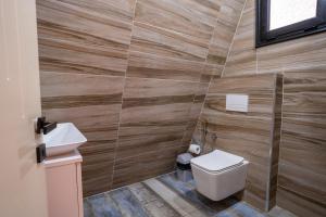 Golden Cabin 1 Gjinar by PikHost