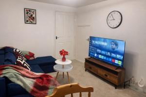 Modern 2 Bedroom Home in Margate, Free Parking, Pet Friendly