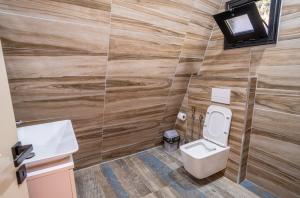 Golden Cabin 3 Gjinar by PikHost