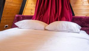 Golden Cabin 3 Gjinar by PikHost