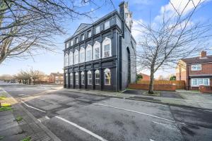 Latimer Flat 5 - Spacious 2-Bed Apt - Sleeps 7