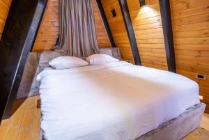 Golden Cabin 4 Gjinar by PikHost