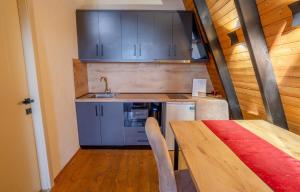 Golden Cabin 4 Gjinar by PikHost