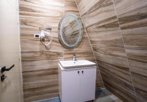 Golden Cabin 4 Gjinar by PikHost